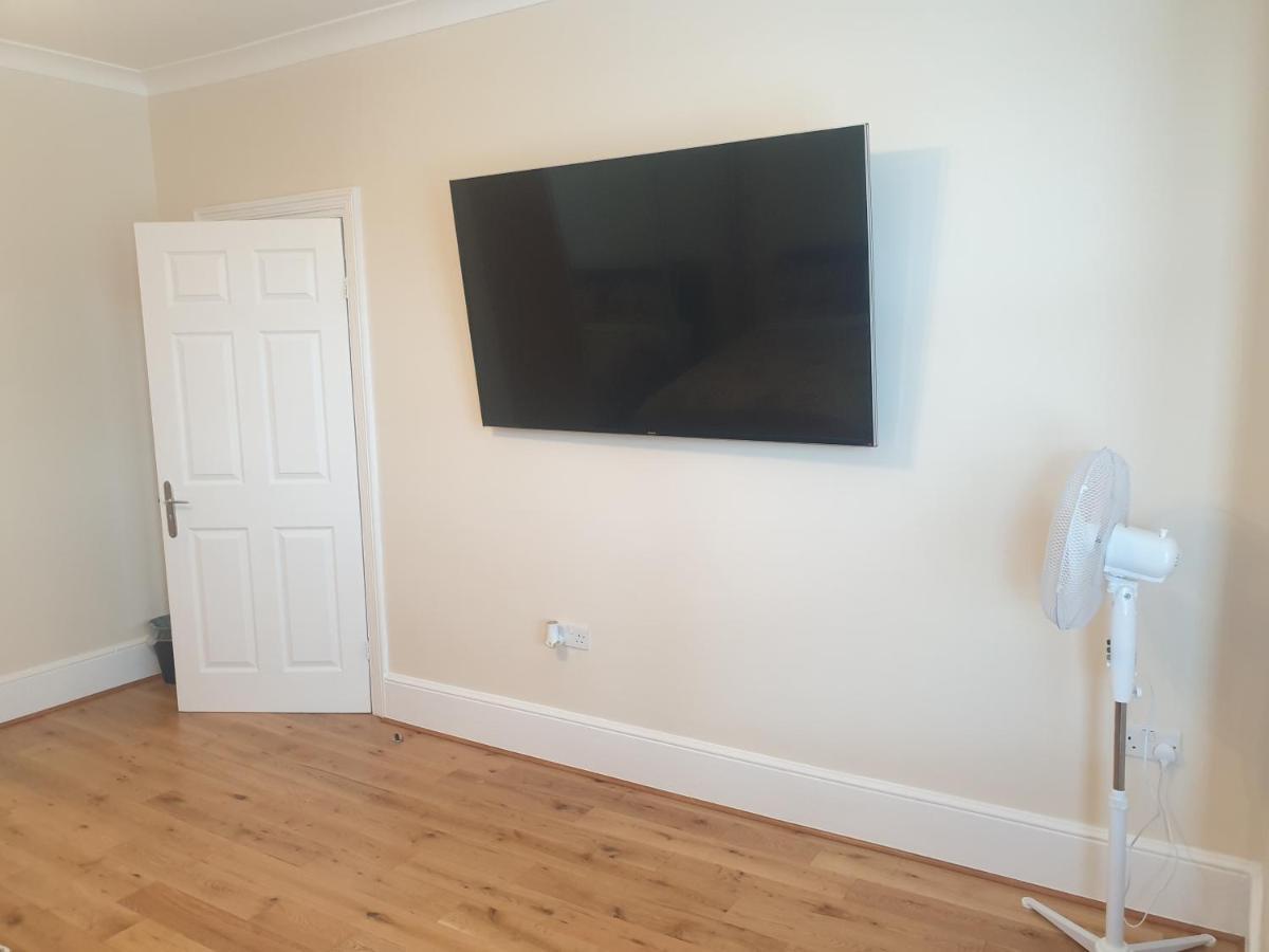 London Luxury 2 Bedroom Flat 5Min Walk From Overground, With Free Wifi, Free Parking-Sleeps X6 Ilford Ngoại thất bức ảnh